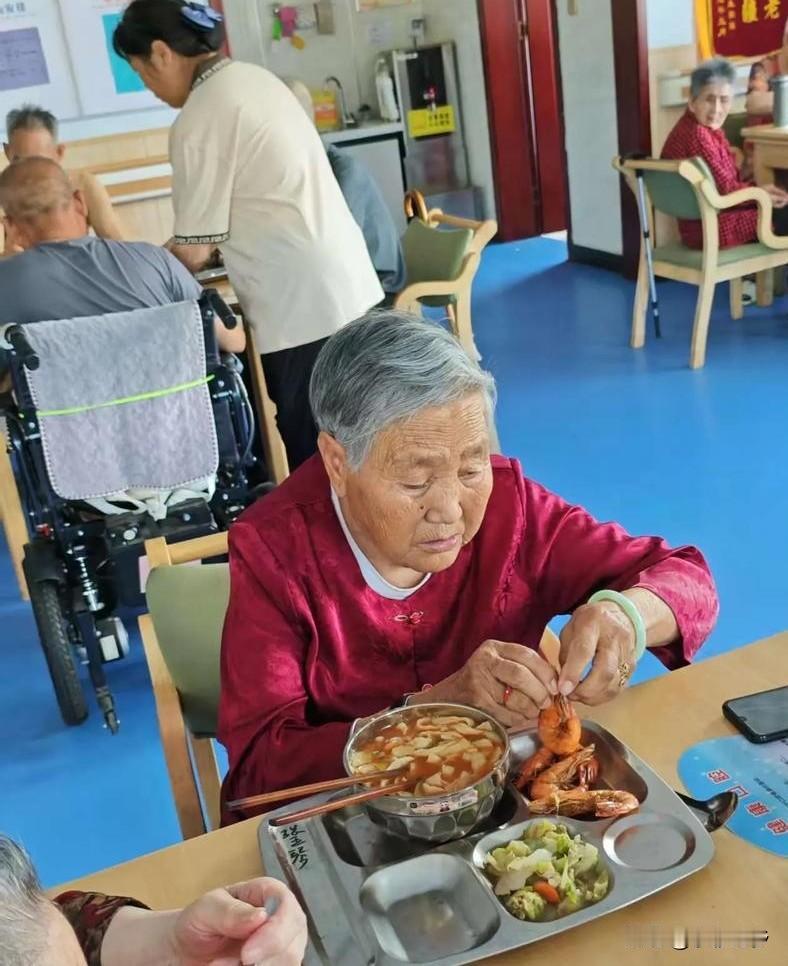 为何“老年人吃亏上当的多”？主要有以下几方面原因：
信息不对称是关键因素。保险市