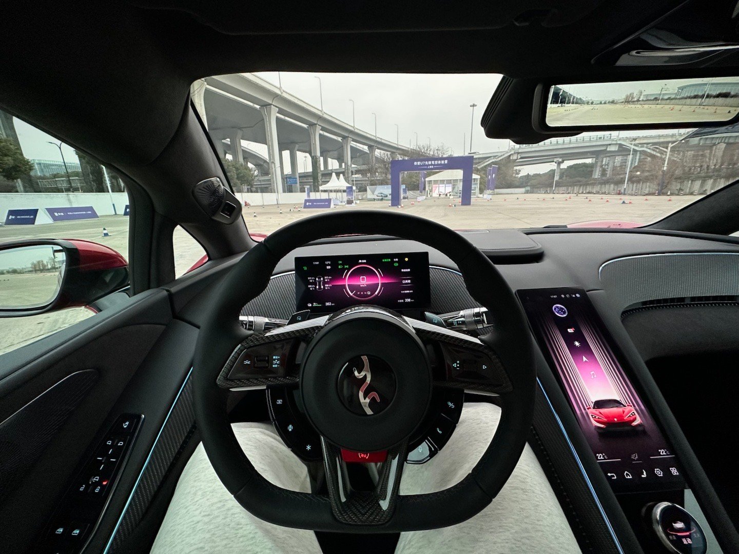 一年没开仰望u9了试驾场地朴实无华 但是细看布局很合理本来没想到能试那么多项目希