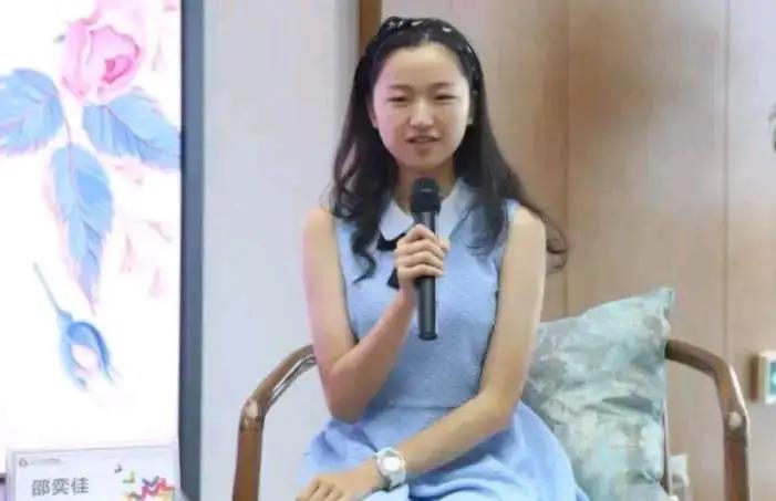 浙江女学霸邵奕佳：高考719分，却用5个字拒绝清华大学。

浙江高考考生邵奕佳，