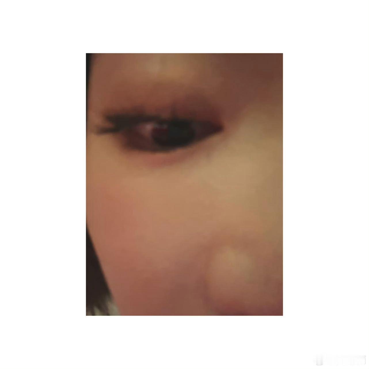 周冬雨的一组搞笑自拍周冬雨cos思考小猫 搞笑自拍上线，鬼马少女感快溢出屏幕啦，