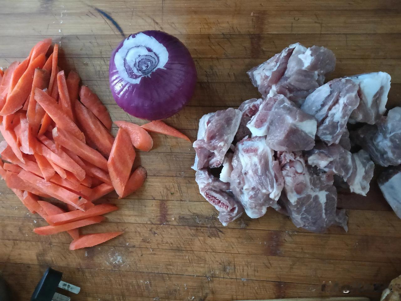昨我做的一道特别的抓饭。
抓饭，这原本是一道富有地域特色的美食，一提到抓饭，很多