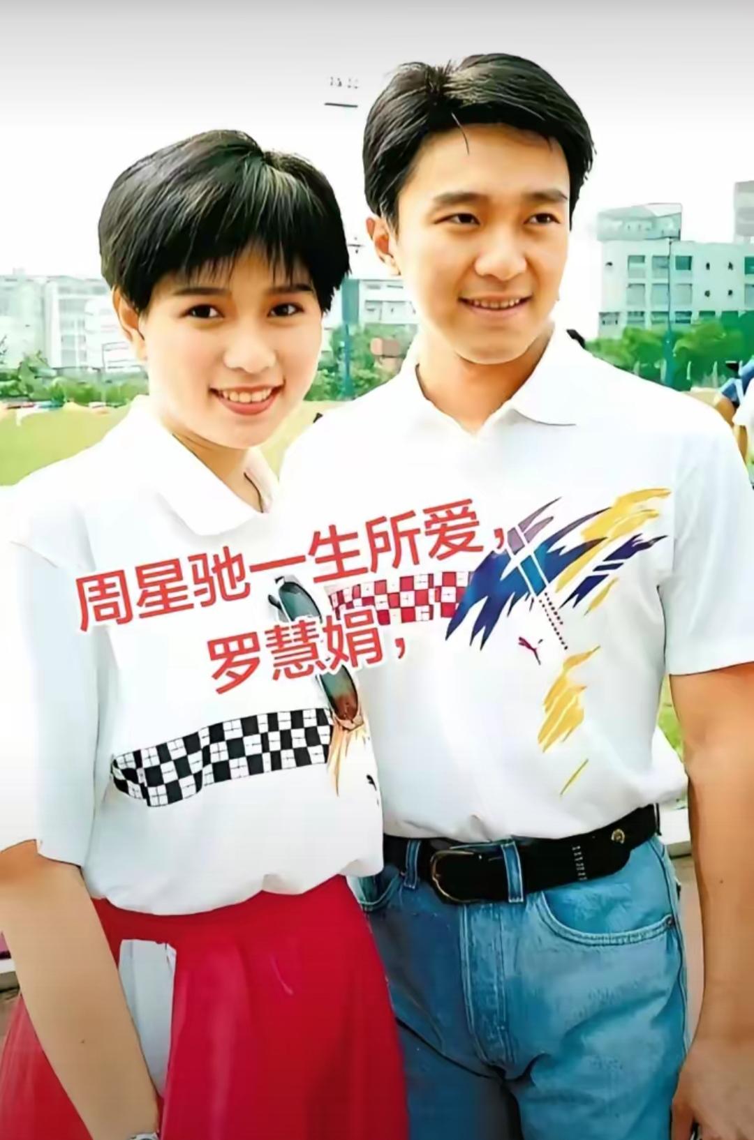两个年轻人穿着休闲装，面带微笑。有很多人都知道段小姐，但是真不知道他们的故事。那