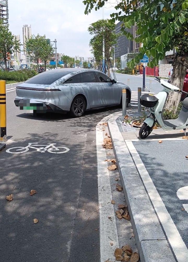 这种路口停几分钟都不行吗？被举报之后就接到开走的电话了