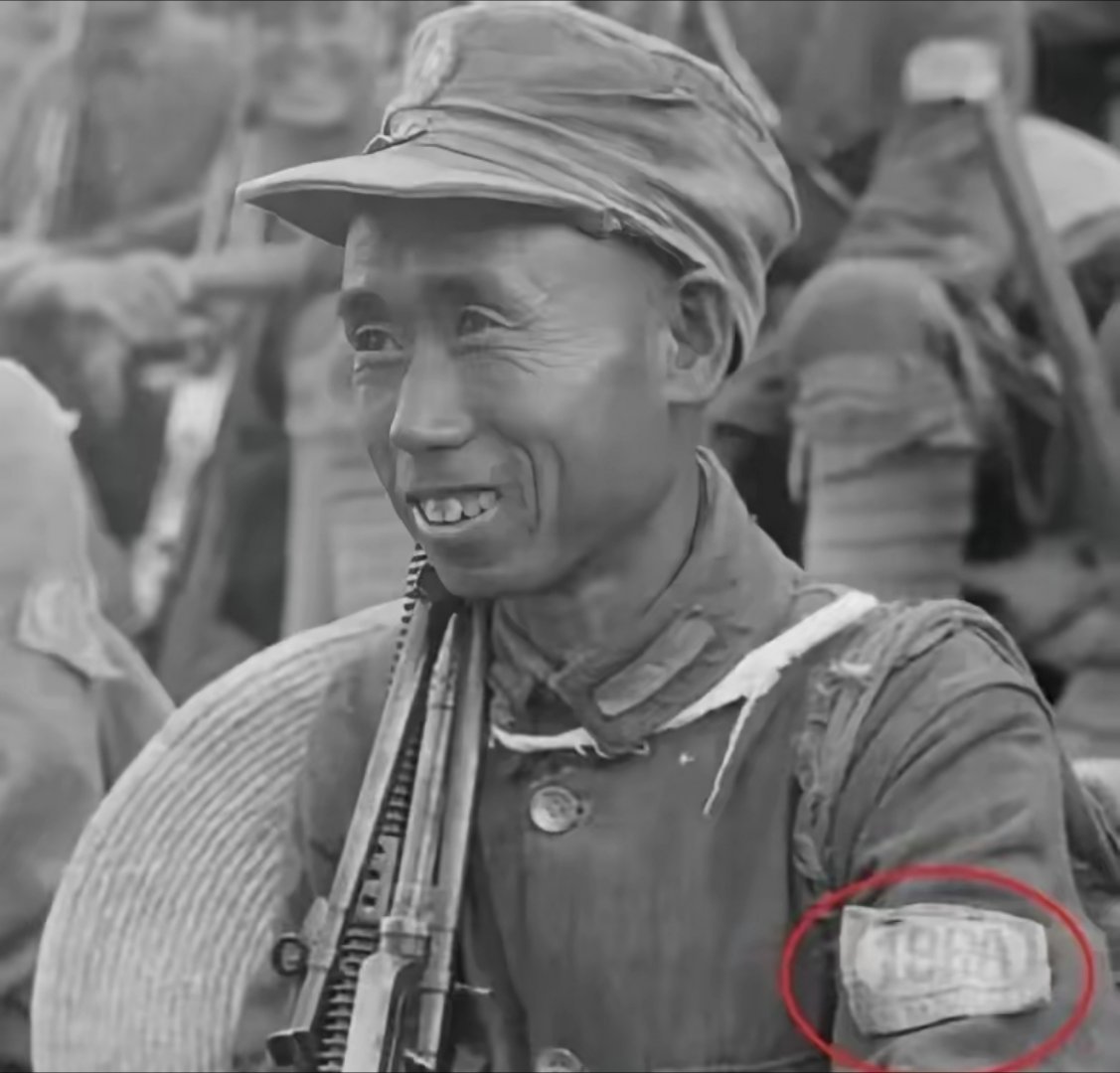 照片中朴实、憨厚的八路军战士叫裴天来，以前是一名猎人，1943年，53岁的他参加