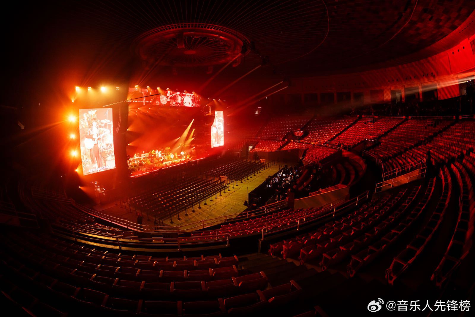 鹿先森乐队工体馆演唱会上座率排面拉满了，满屏的荧光灯好浪漫！灯光、VJ、音乐，全