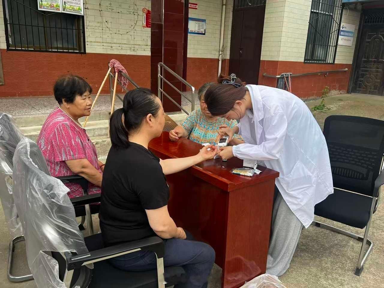 三下乡社会实践陕西财经职业技术学院“晨曦”助老服务队实践第十一日🌿队员走进西郭
