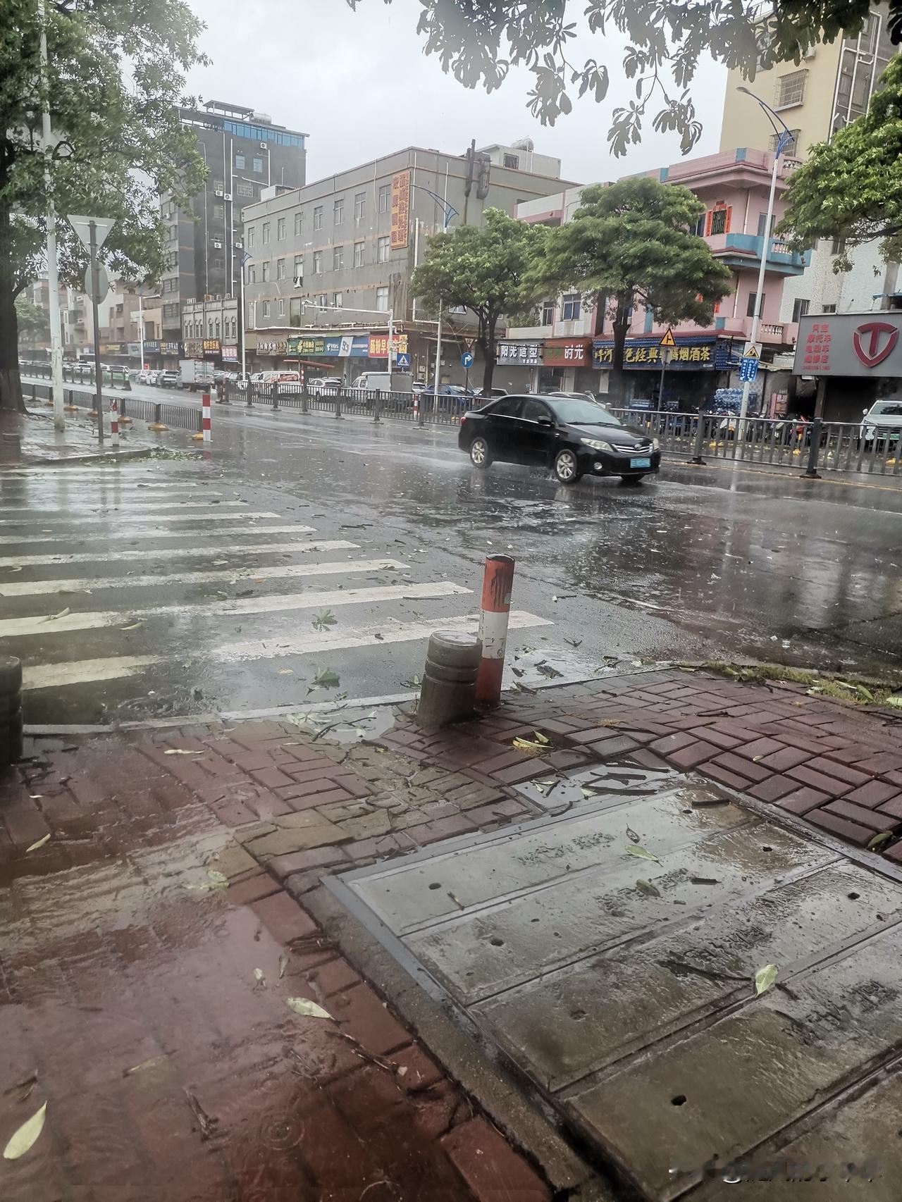 拒绝一个又一个，不是因为喜欢孤单，而是怕被捂热的心又被浇个透心凉，被半路丢下的感