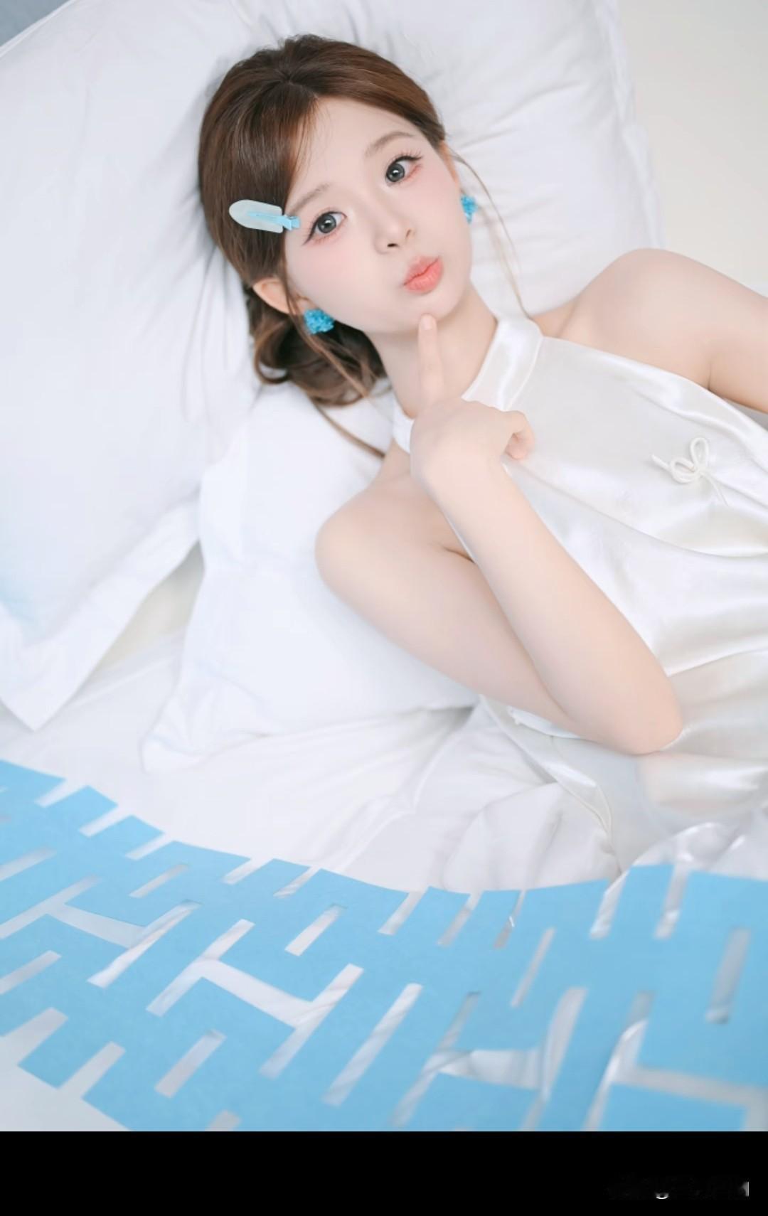 蓝白撞色的温柔暴击，是属于卧室里的纯欲少女感