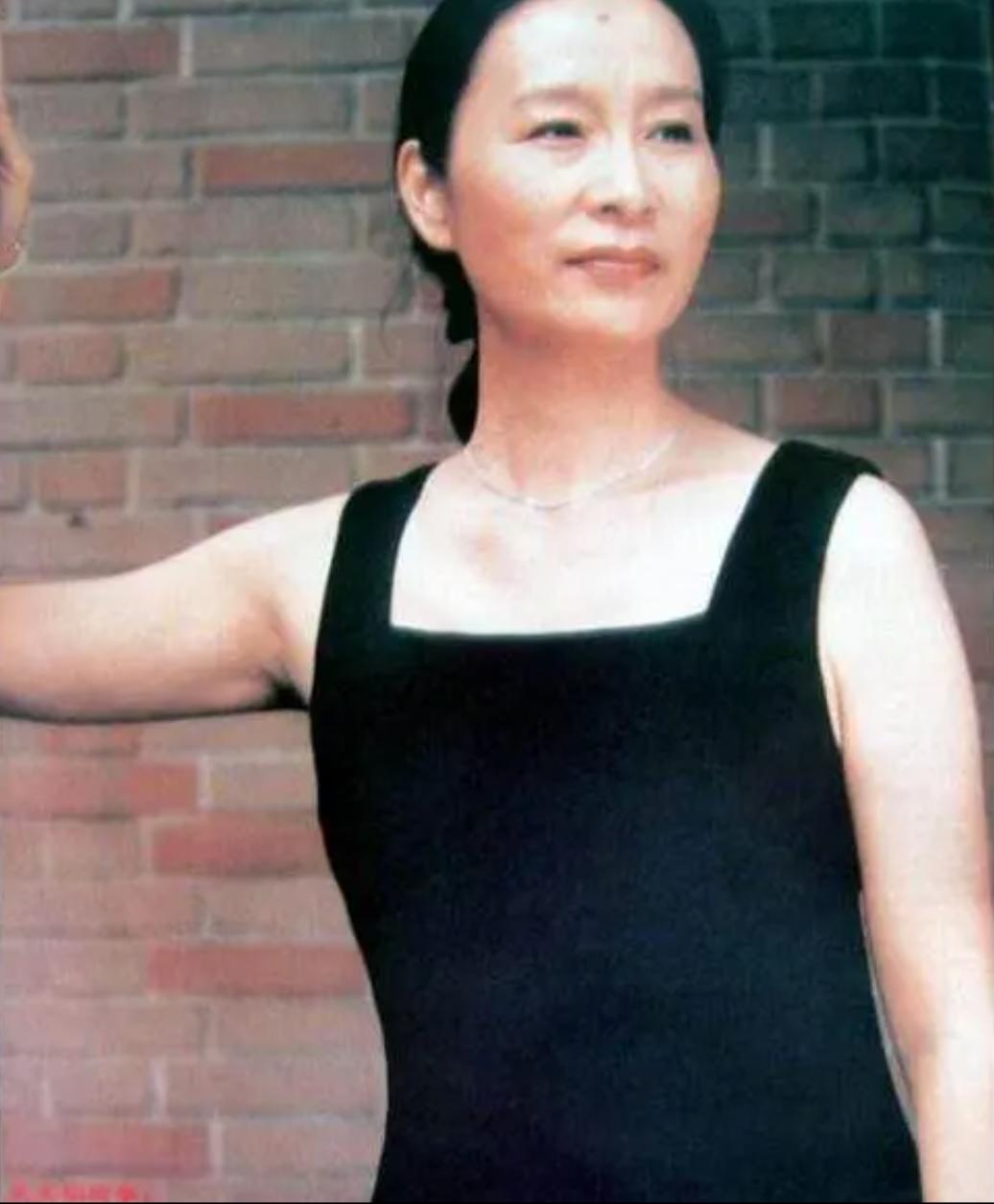 孩子父亲真相大白一月后，奚美娟低调露面，手足无措，落寞呆坐娱乐 明星