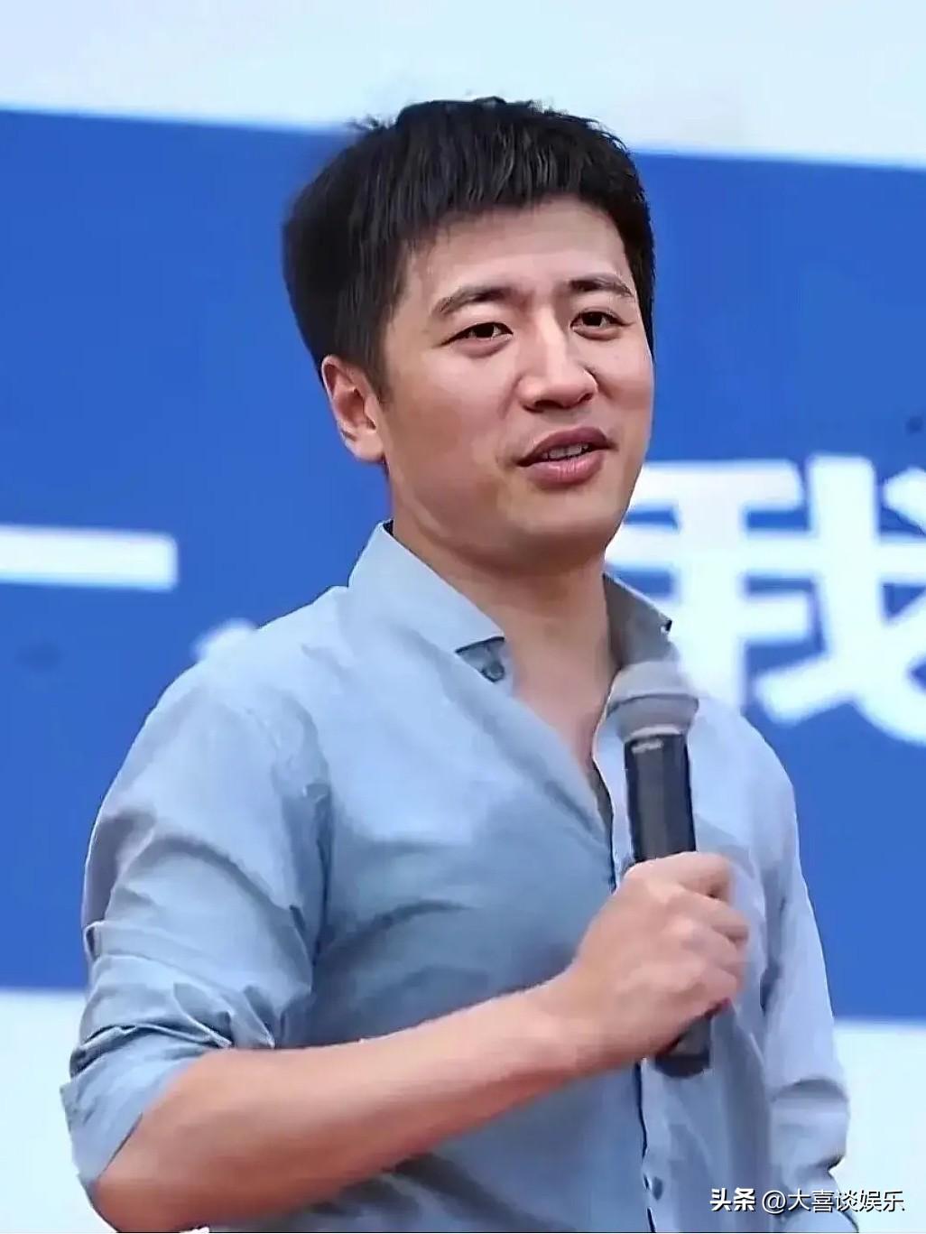 因为父亲强迫他选给排水专业，张雪峰恨父亲不懂装懂，差点放弃学业。

他想学的是计