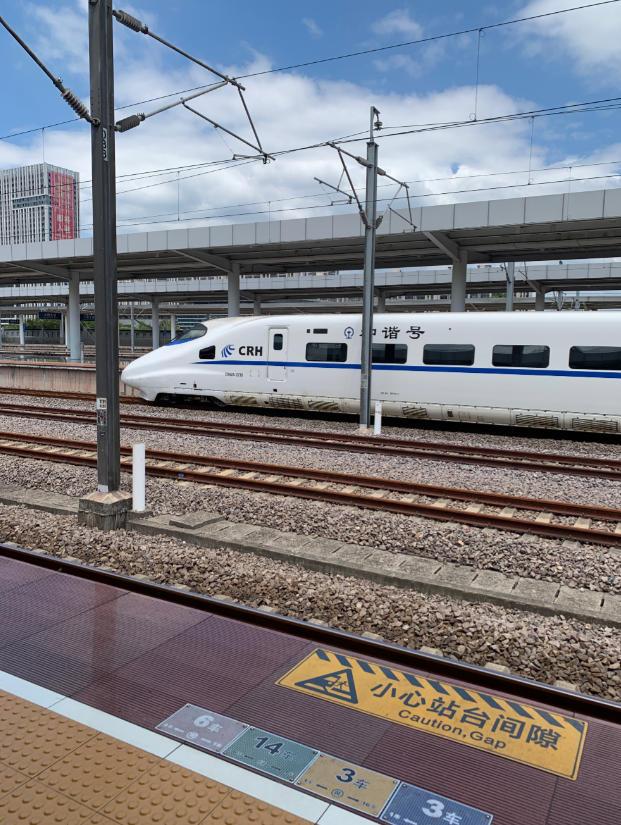 怪不得要大力发展高铁，它的耗能成本太让人意外了。一辆高铁载有500人，时速300