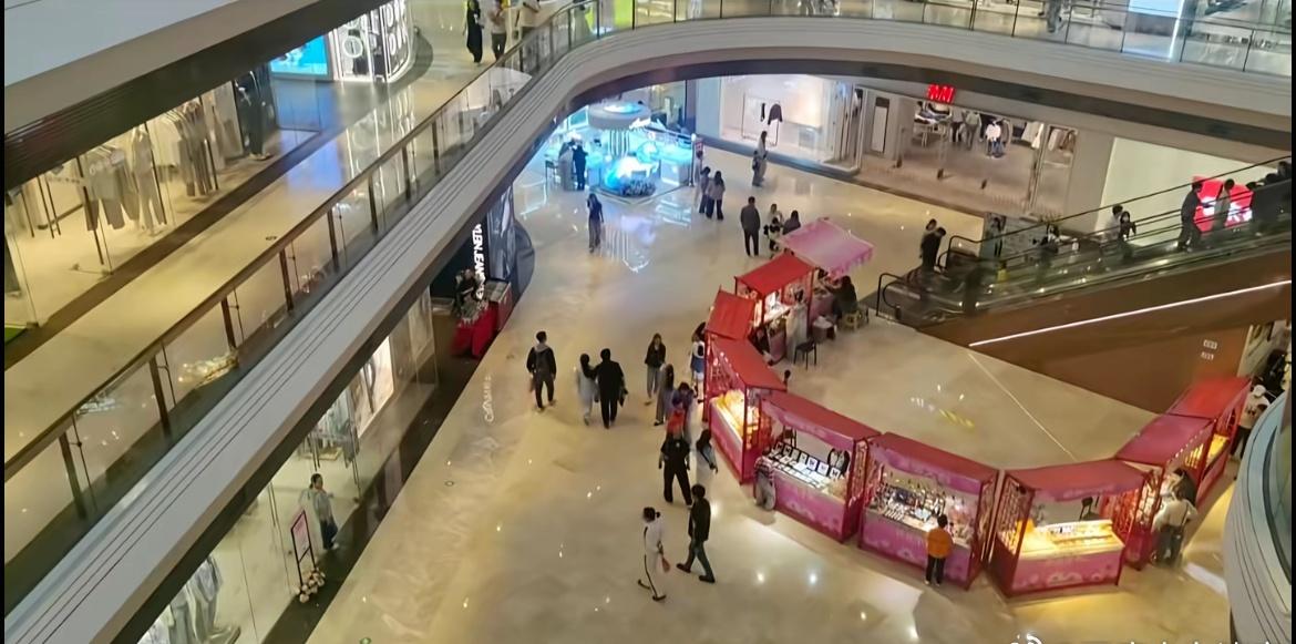 真的看得心里揪得慌，好好的一条生命，说没就没了…商户说人当场就没了，商场第二天就