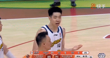 朱俊龙在进攻端沉肩打到徐杰面部被吹罚犯规，朱俊龙累计5次犯规离场。
广厦队的防守