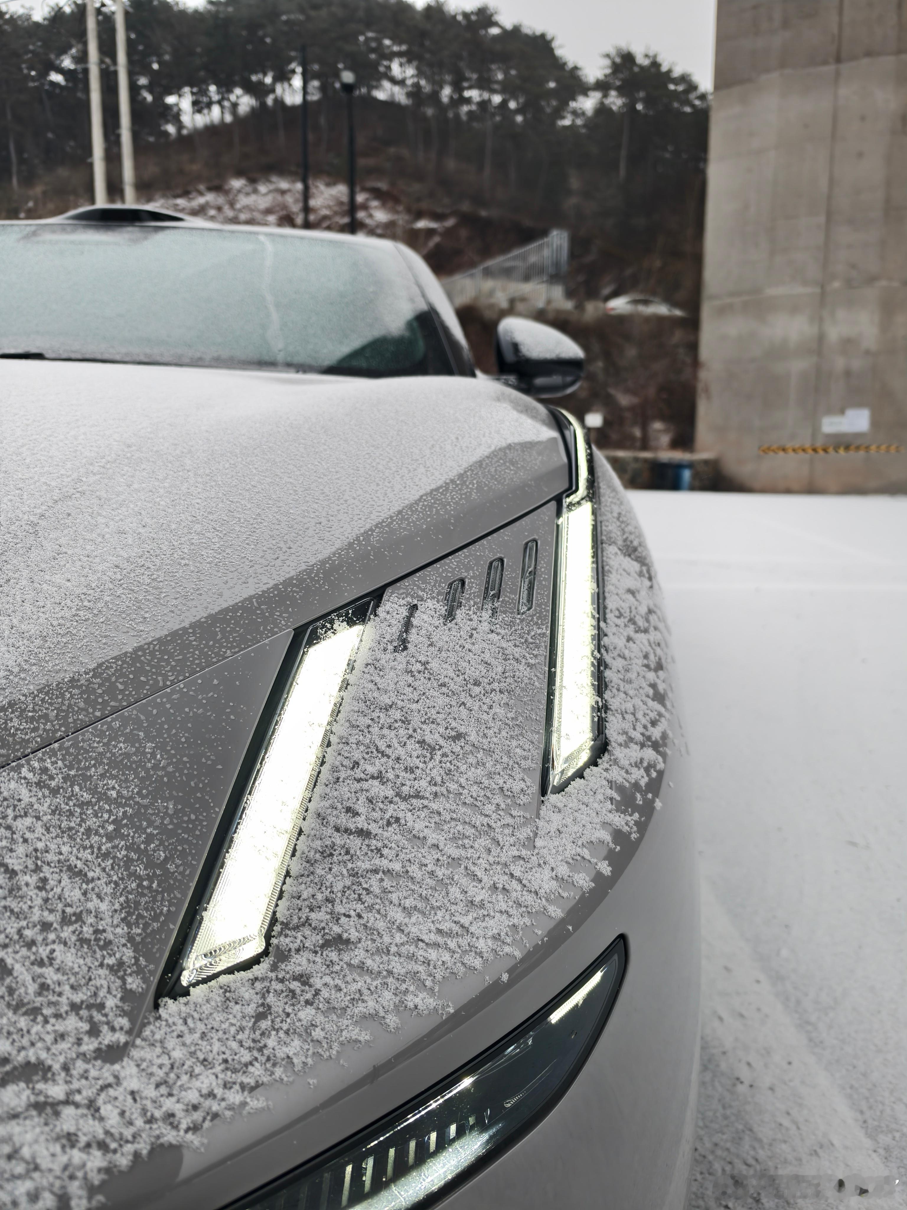 下雪天智能驾驶表现如何今天正好北京今年初雪跑了趟山，其实雪天还是建议大家尽量不用
