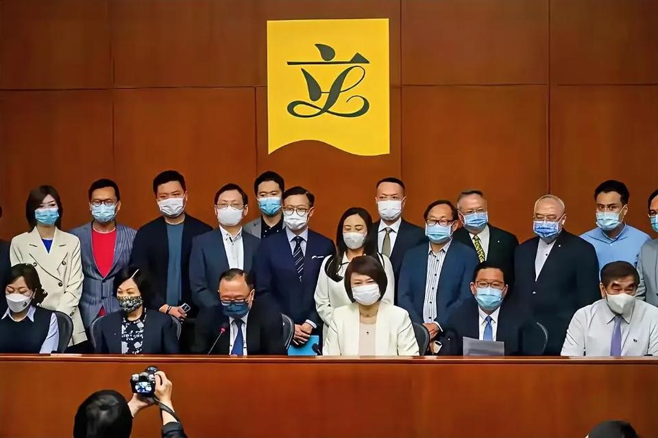 家族彻底出局了，李泽钜不是失去港府顾问那么简单。  

这次顾问团调整，李家连个