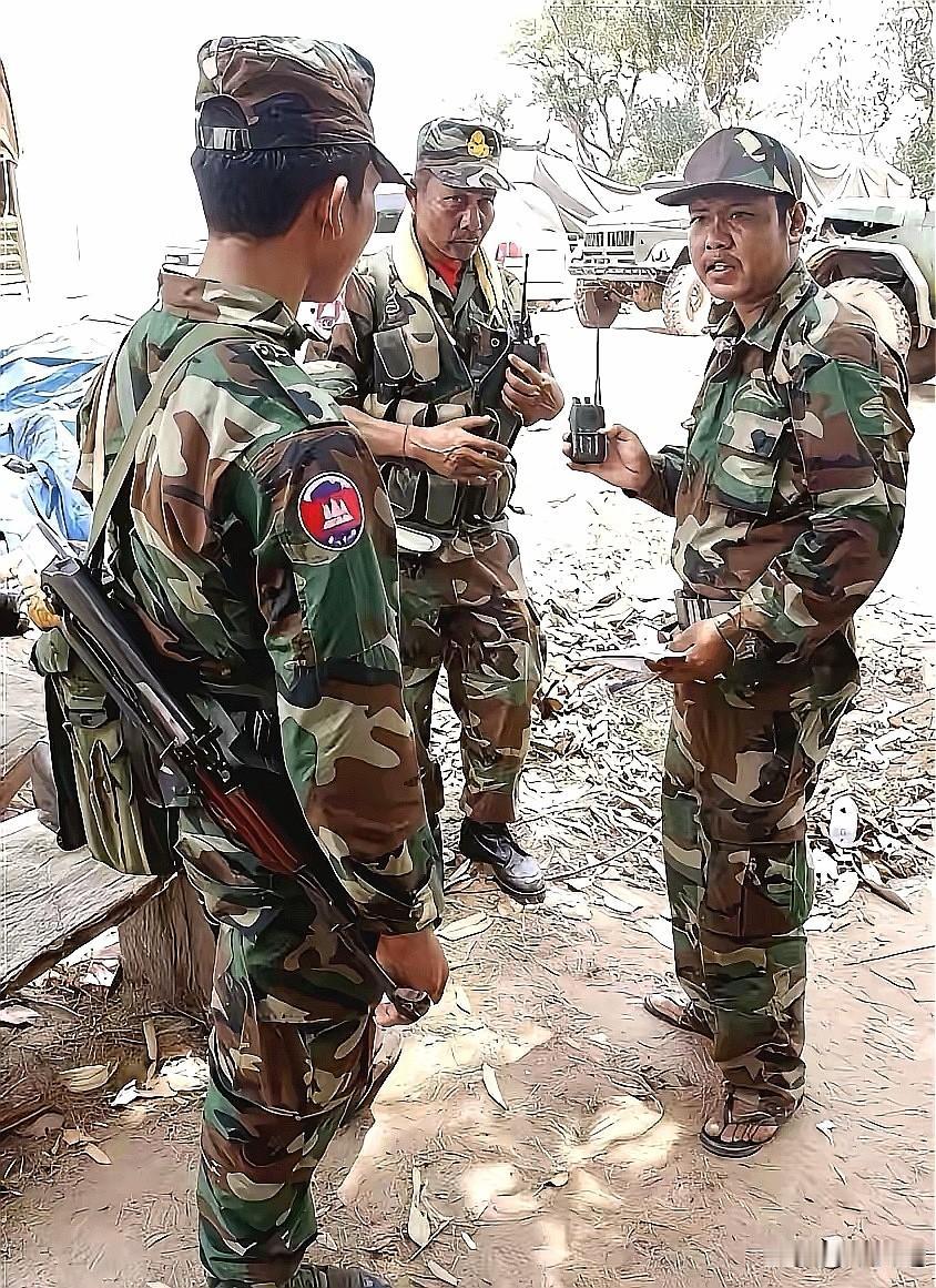 泰柬冲突，跟过家家似的，目前战争在逐步升级，但你看看柬前线，拖鞋🩴穿着那叫一个