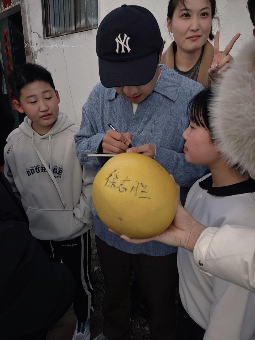 徐志胜辟谣路人合影小牌大耍都热情成这样了，来啥拍啥，要签啥写啥，就这还小牌大耍啊