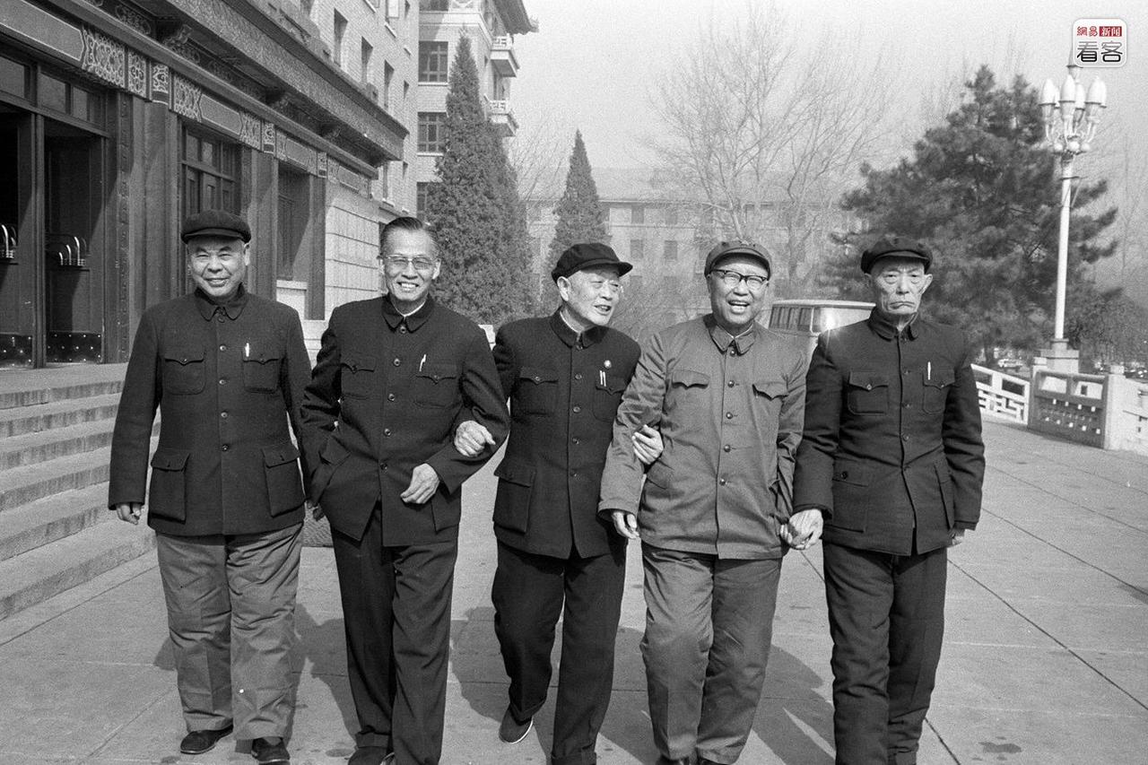 杜聿明在功德林监狱接受改造时，走路都是一瘸一拐的。由于他在入狱前职务很高，大家平