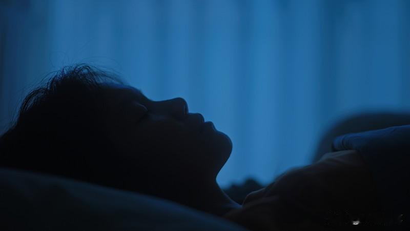 脑鸣真的会严重影响睡眠！之前我有段时间压力大，就开始脑鸣。那种声音就像脑袋里有只
