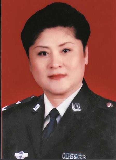 1988年，郑州一位姑娘被两名大汉架着胳膊塞进出租车。飞驰的车突然急刹，姑娘顺势