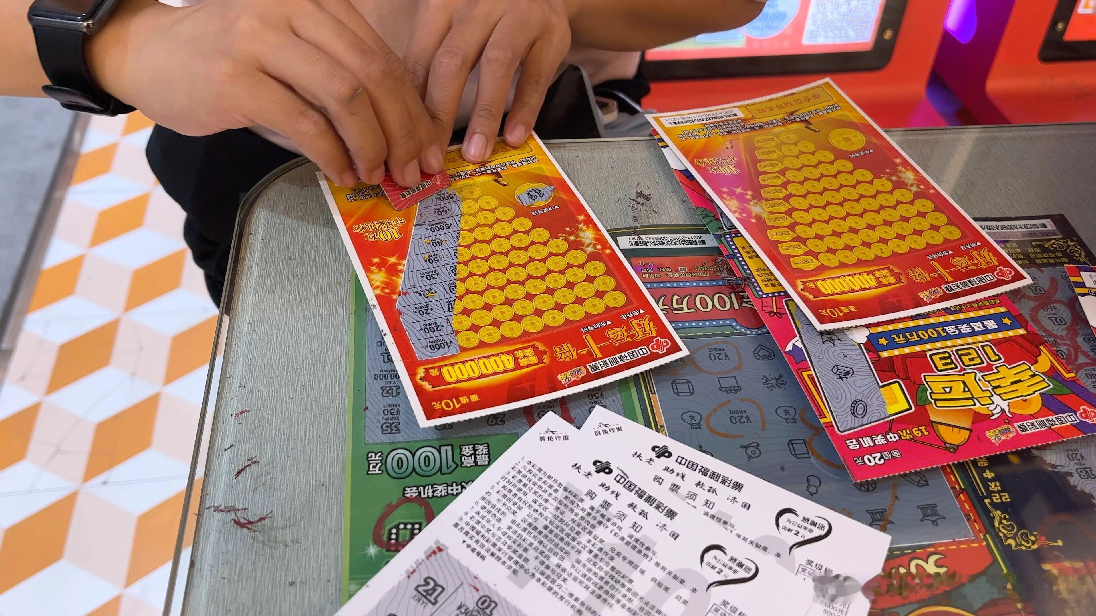 身无分文男子到彩票店刮800元彩票 这起事件的核心在于“未付款的彩票，所有权归谁