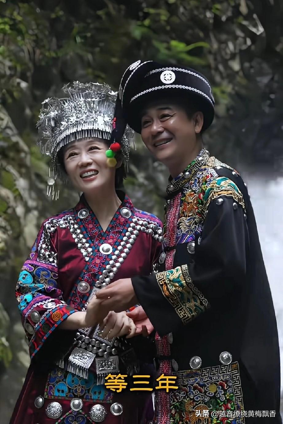 吴琼和阮巡的这套服装十分精美！虽不确定是否为壮族服饰，但他们所唱的歌曲出自电影《