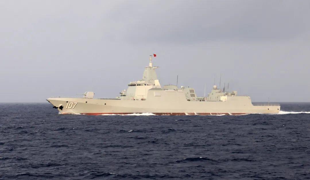 南部战区海军某支队组织咸阳舰、遵义舰开展实战化训练，锤炼部队战斗力。#海上长城#