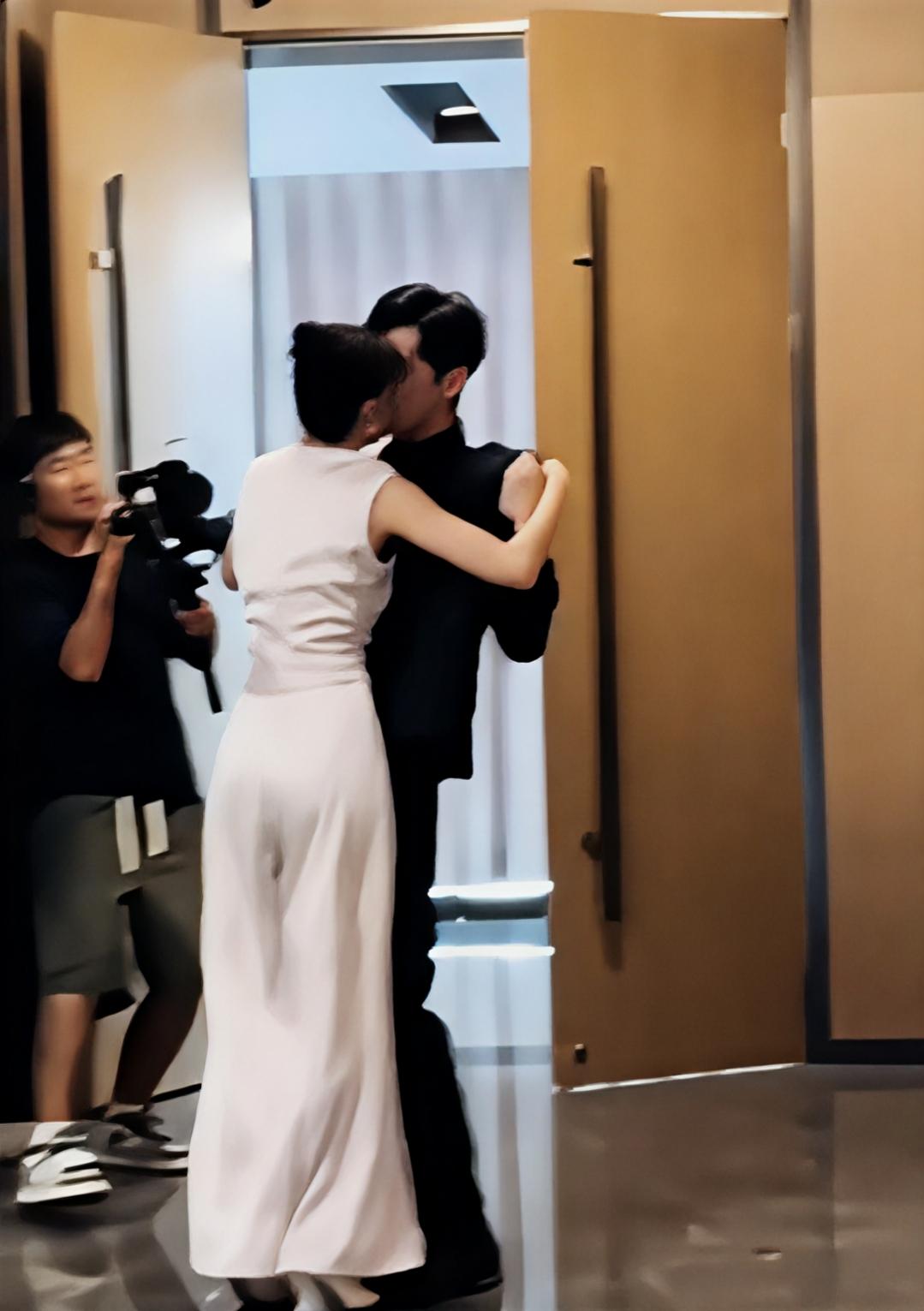 就这演戏投入的架势，你说是演戏我不信，
难怪演员的分手率和离婚率这么高。
女性演