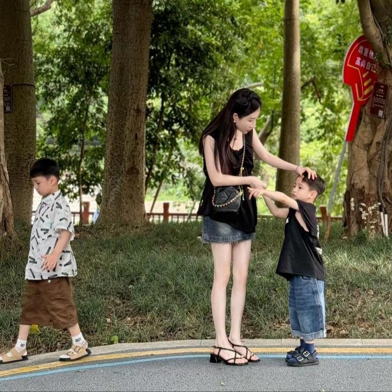 刷到条征婚信息，给我整得有点懵。一位女士带着6岁的儿子找对象，条件听着挺实在：不