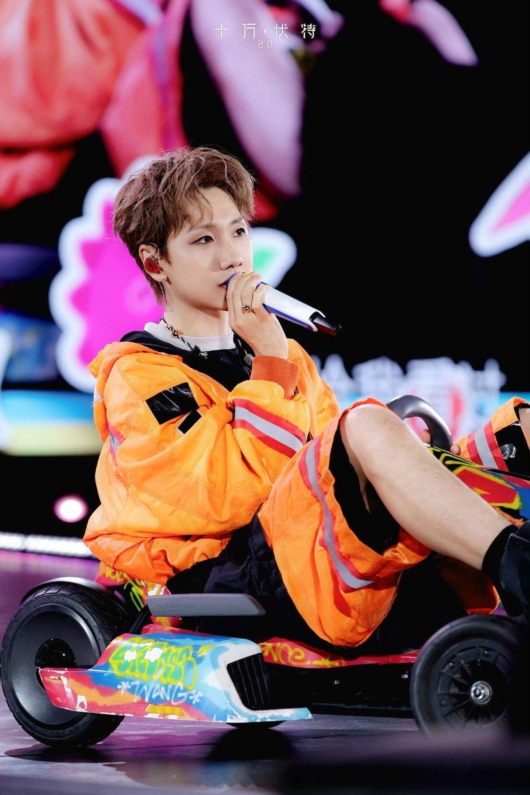 汪苏泷南宁预制版跨年 这是什么神仙偶像！粉丝一句“想一起跨年”，汪苏泷就端上了“