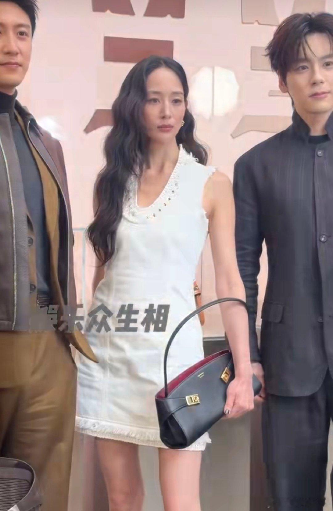黄景瑜魏哲鸣张钧甯哈尼克孜同框黄景瑜今天是美式前刺菲拉格慕这是什么神仙同框！四位