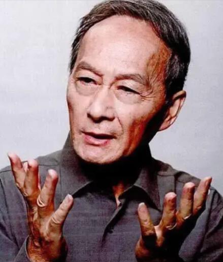 1982年的酒会上，配音界的"扛把子"童自荣，主动找李连杰握手，没想到李连杰看了