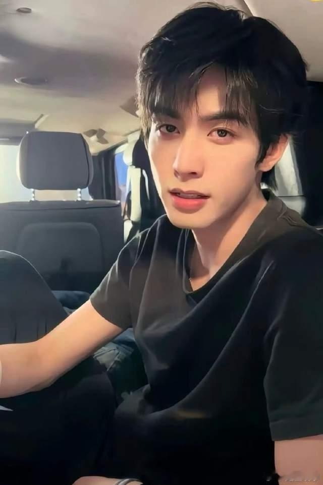 果然，基因这件事骗不了人啊！ 都知道宋威龙很小就踏入娱乐圈，和家人关系很好的他，