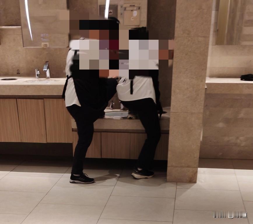 刚刚去商场洗手间看到让人不舒服的一幕。
两个后厨大姐可能要下班了，在洗手台前搞搞