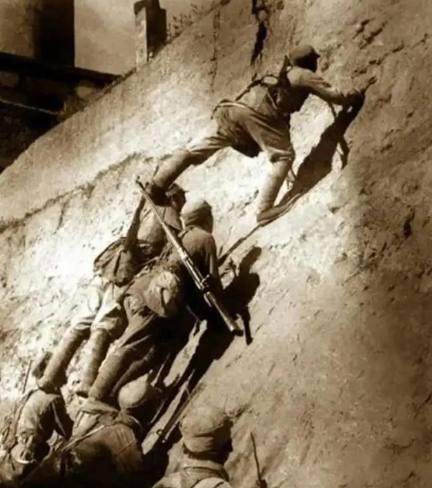 1941年，八路军战士刘厥兰奉命炸鬼子碉堡，因一时着急，他把炸药包放错了地方，没