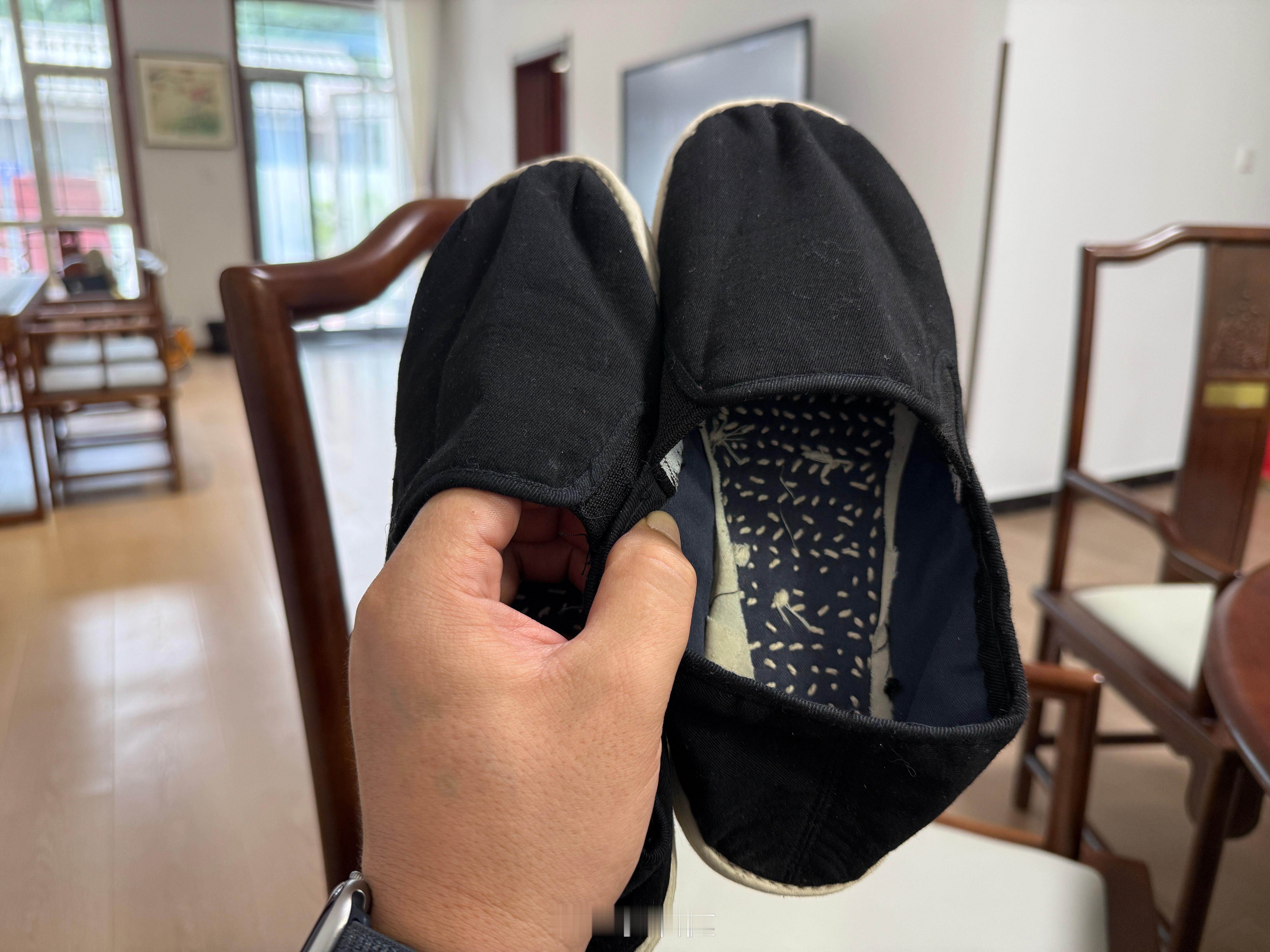 褪去花哨，回归本真。老一辈的千层底，简单却格外珍贵 ！ 