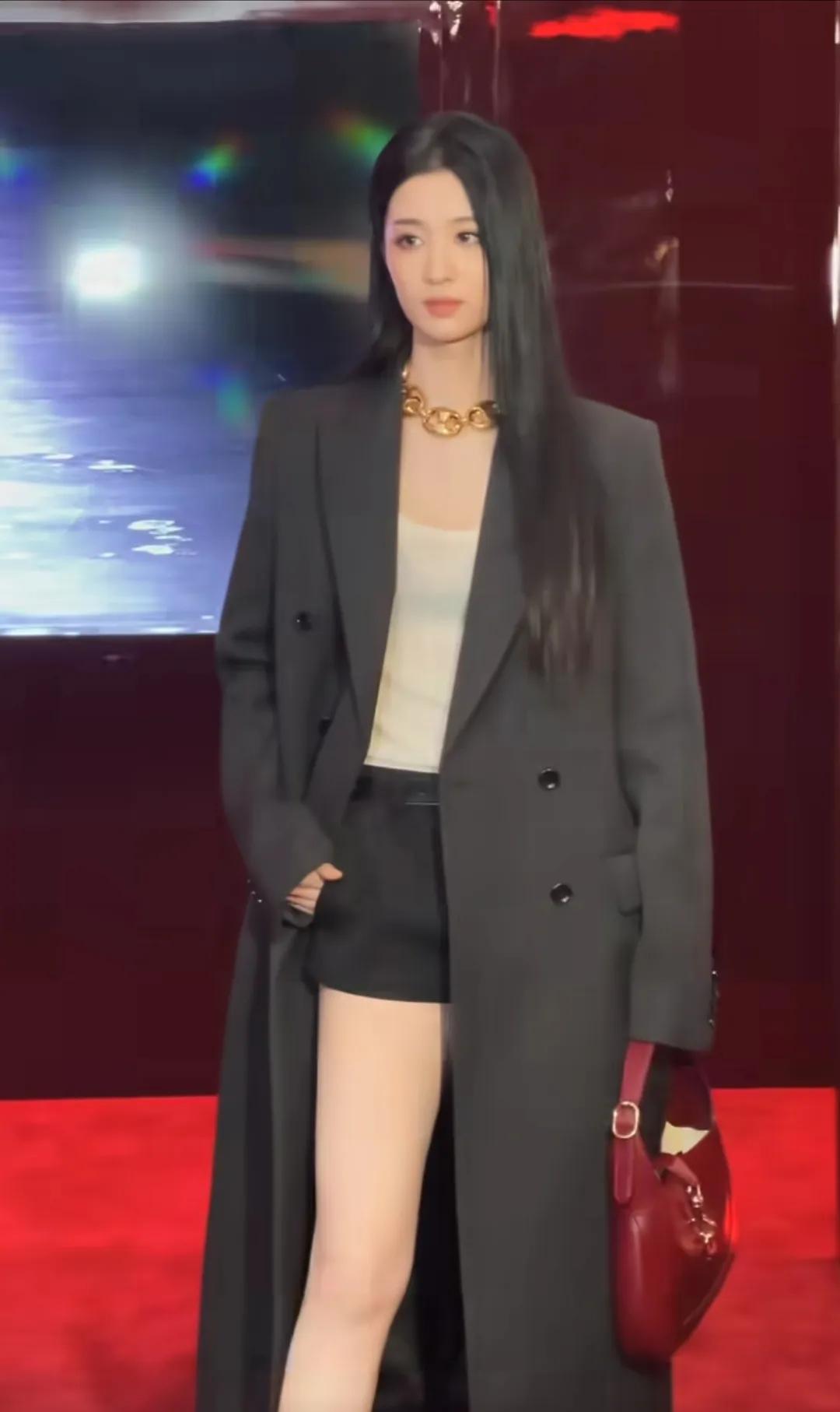 王楚然今日活动造型好酷飒，谈个恋爱后变得忧郁了，这就是有了阅历马上气质都不一样了