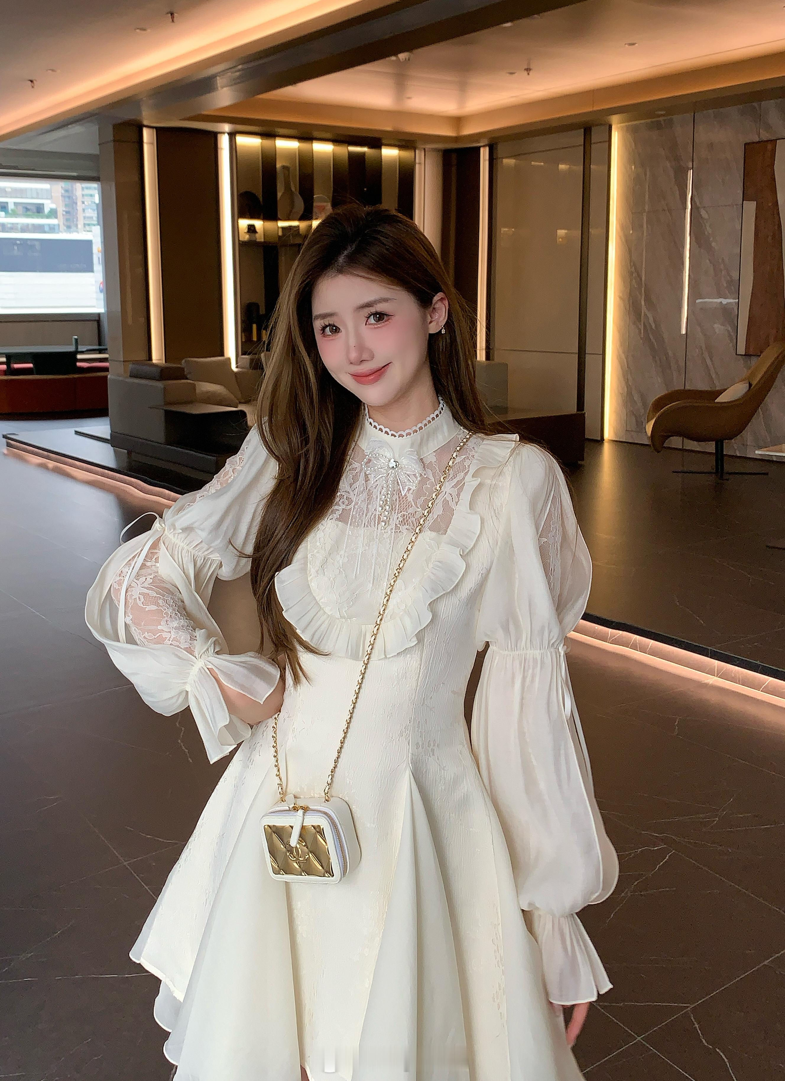 尽显匠心工艺的一条美裙🍃立体剪裁，精准贴合身形，凸显优雅曲线荷叶边装饰细腻柔美