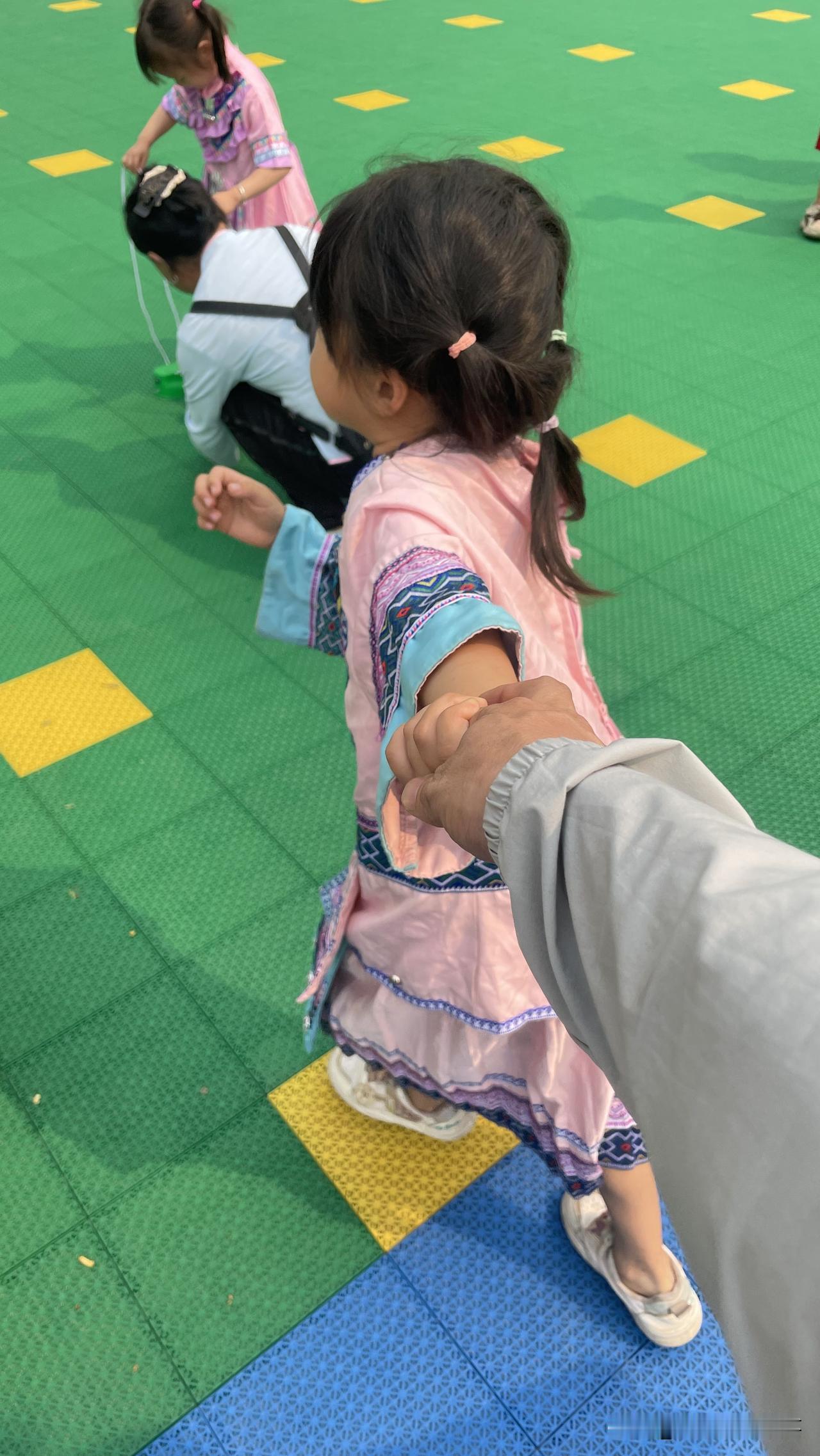 从去年 10 月份一直都不接电话不回信息，让孩子们联系也是无疾而终，毕竟还没离婚