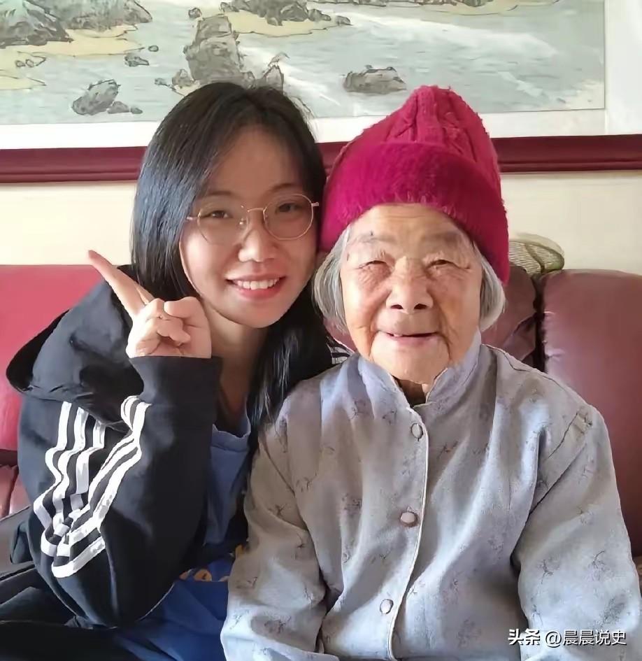 26岁姑娘为省钱，和上海68岁阿姨同住六年。后来阿姨患上老年痴呆，子女回来商量照