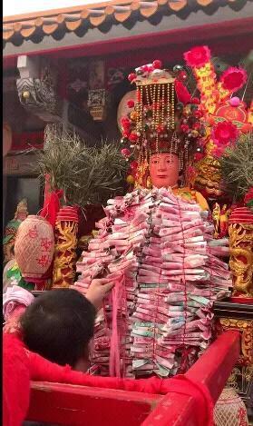 拜妈祖的人们，祈求马祖赐福平安顺遂，往妈祖身上挂钱，希望妈祖保平安、保健康，保财