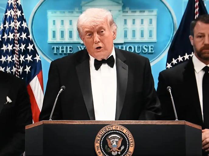 白宫记协晚宴刚发生枪击惊魂，特朗普不先反思安保漏洞，反而第一时间借机推销自己那个