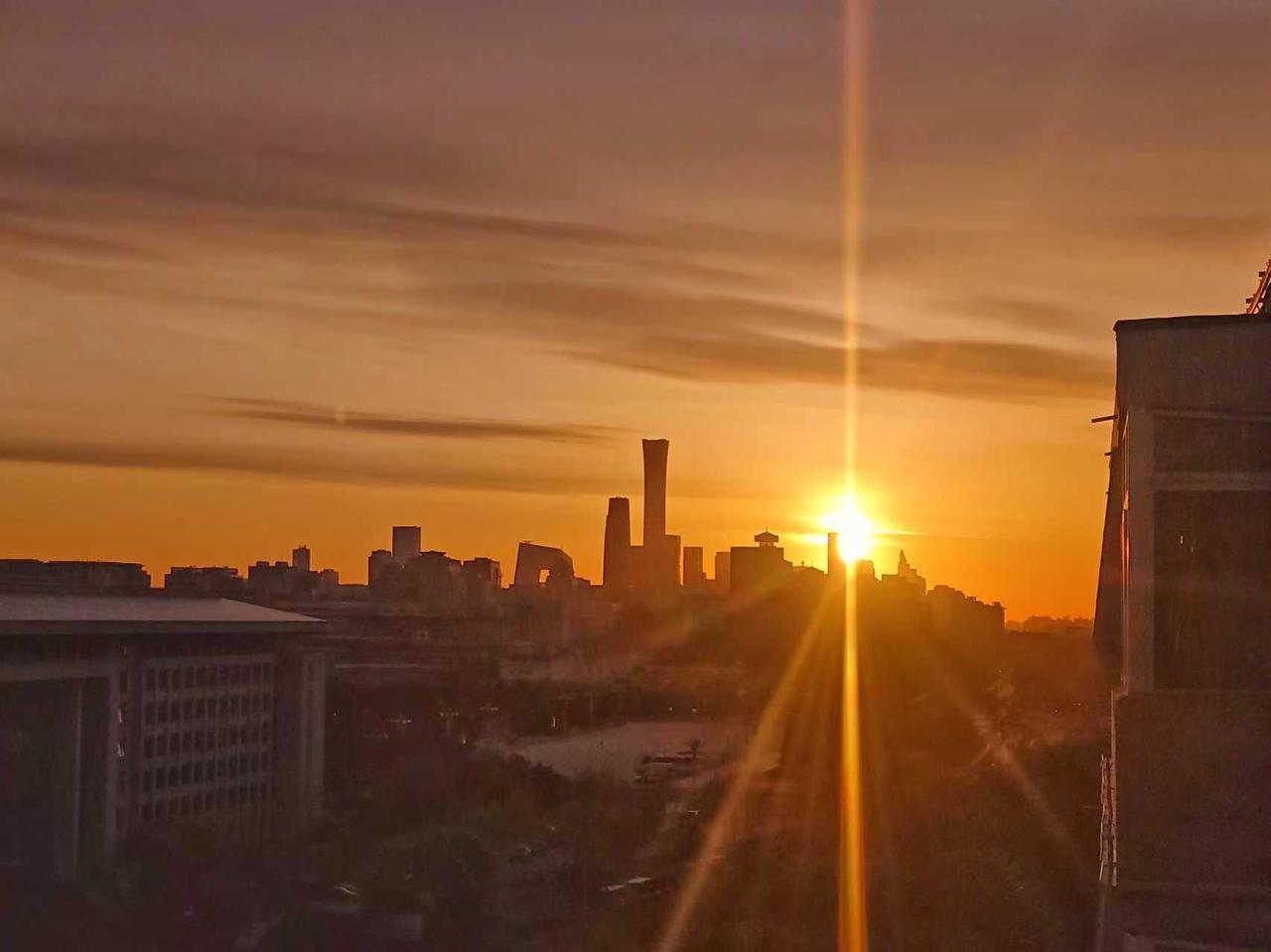 北京今晨朝霞如烈焰玫瑰般绚烂，是否也美翻了你的屏幕

今天清晨，北京迎来了一场视