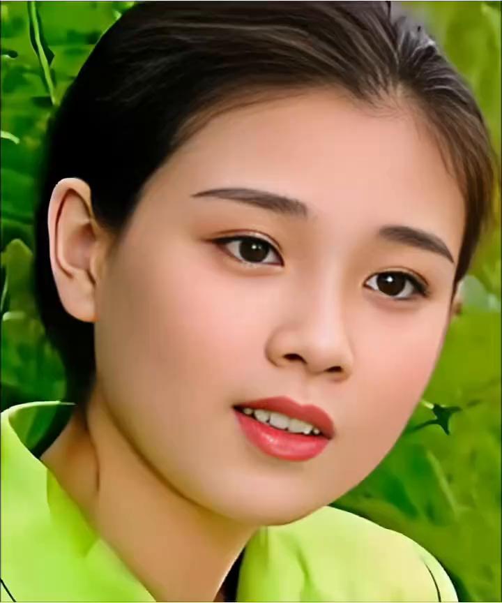 说起90年代的清纯之美，赵明明是绕不开的风景。她眉眼弯弯，笑意盈盈，质朴中透着灵