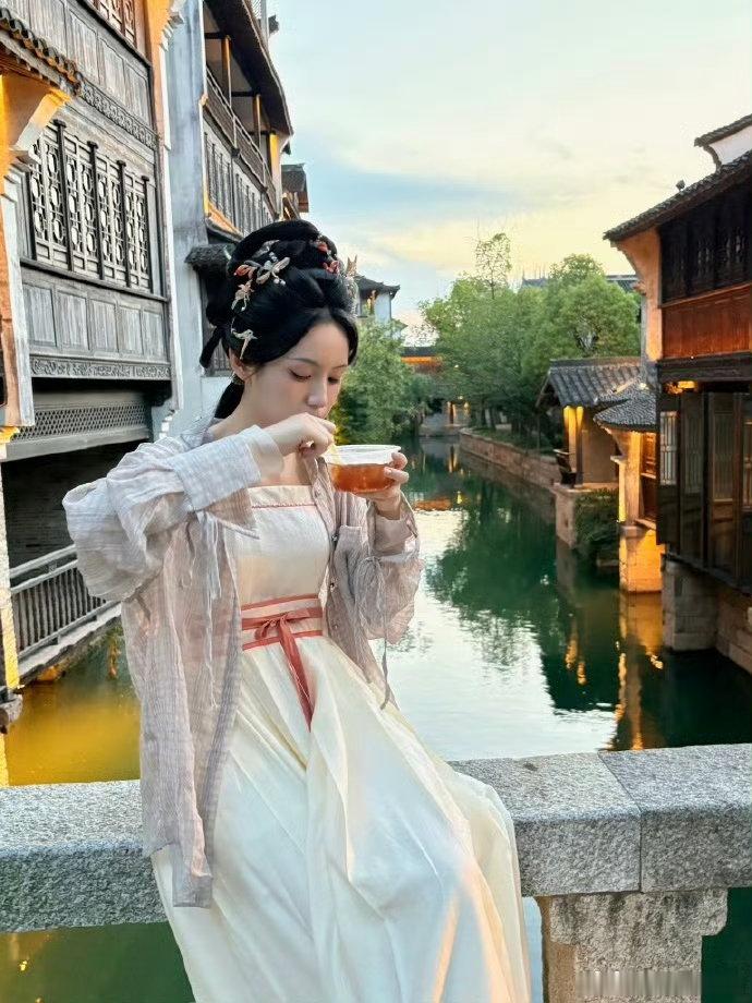 周也回归现偶 周也那种淡淡的疏离感放在现偶里反而更吸引人，期待新角色。 