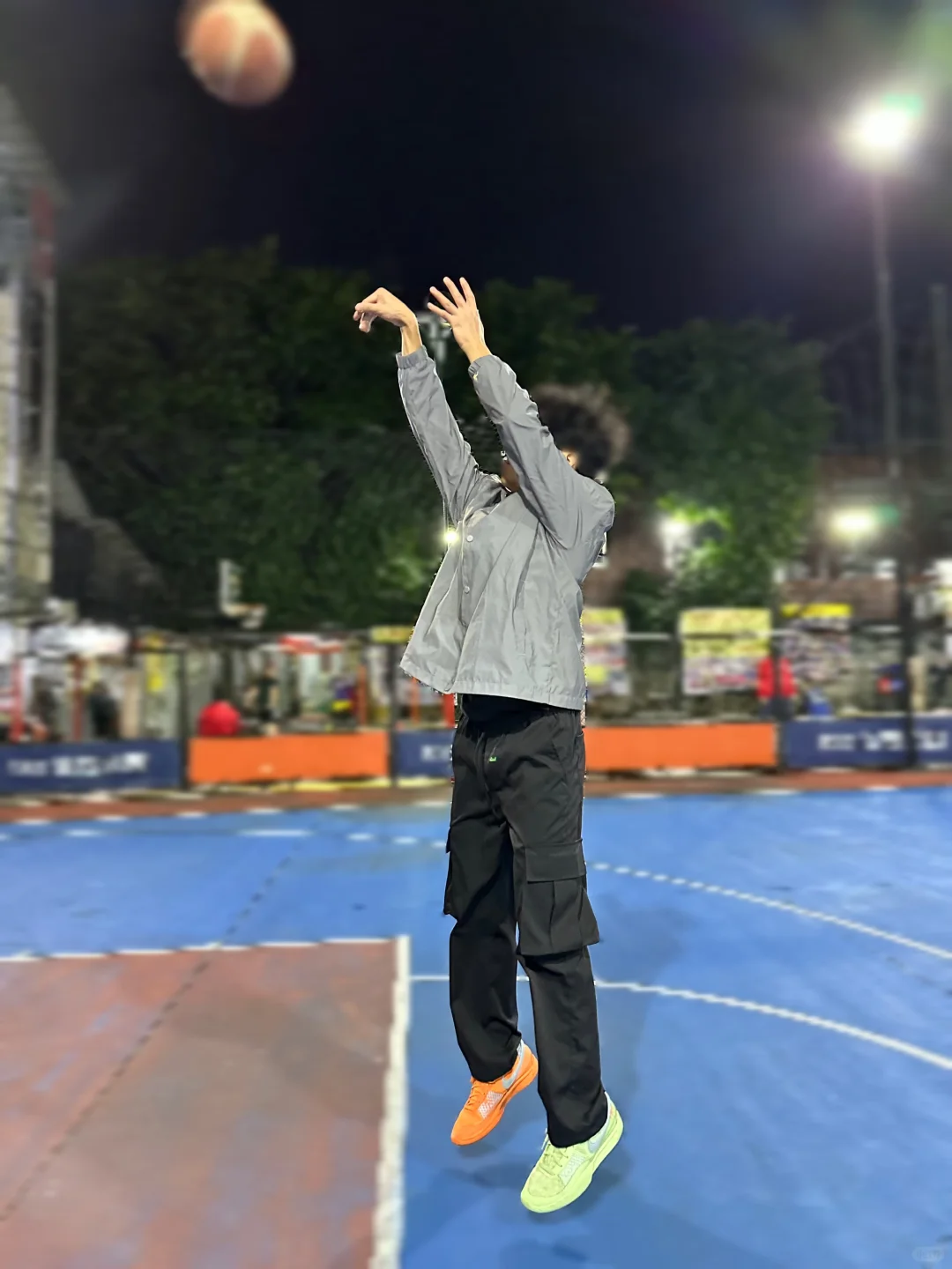 黑皮男大帅气运动夹克穿搭