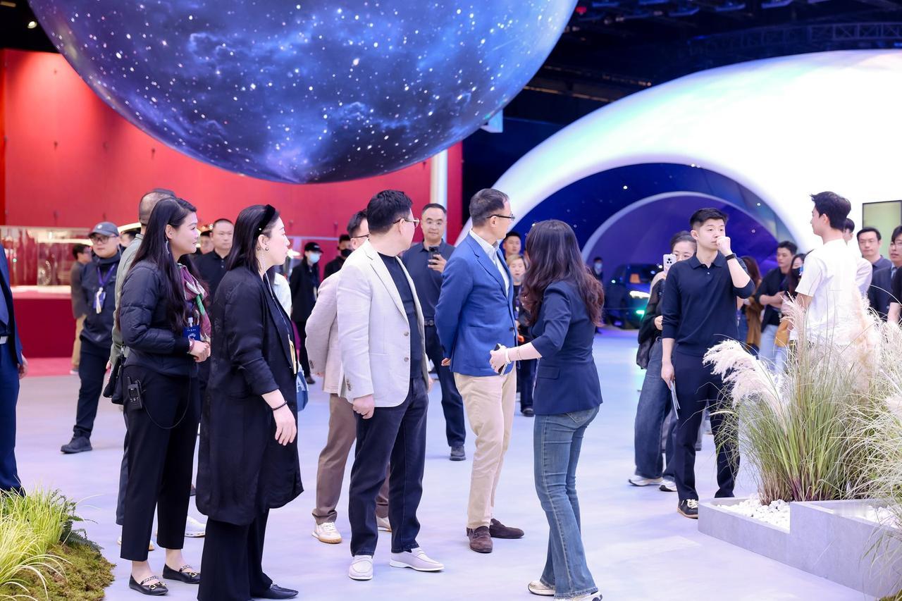 43个月破百万辆！鸿蒙智行销量狂飙的底层逻辑是体系
北京车展上，鸿蒙智行的销量数