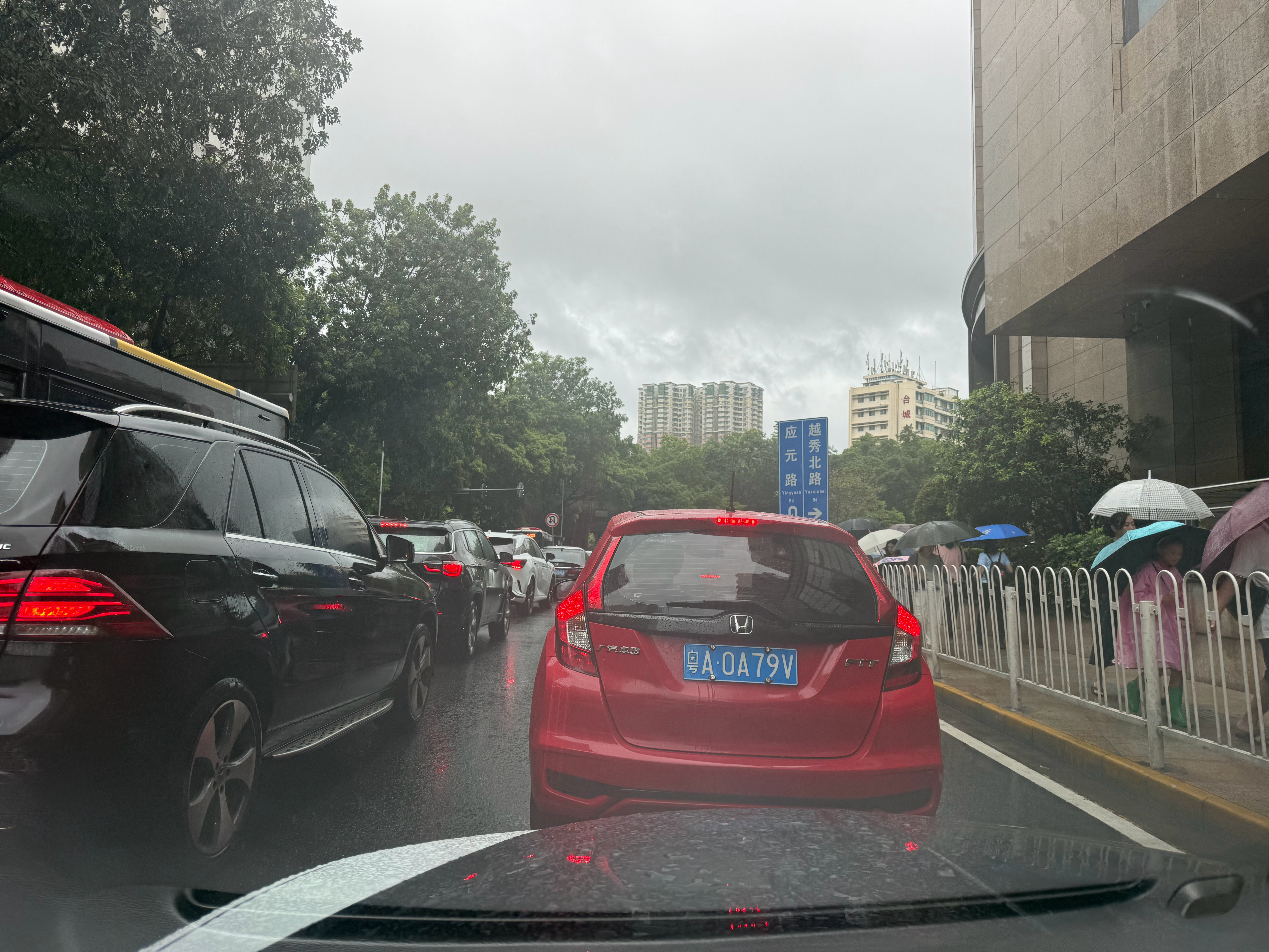 为什么一下雨，就堵车？ ​​​