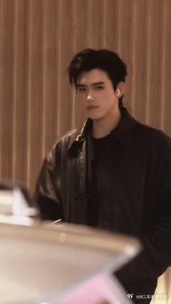 陈飞宇 阿瑟帅回宫了救命！陈飞宇这是直接帅回颜值巅峰了吧！五官立体到像建模，清冷