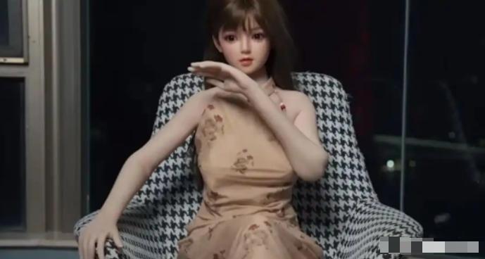 这下踢到铁板了！山东一男子为了解决生理需求，在网上花4800元买了一个仿真娃娃，